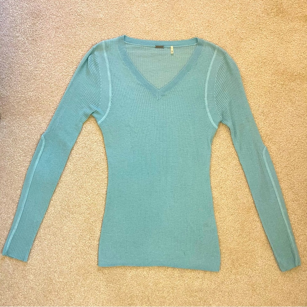 Elie Tahari V-neck Ribbed long sleeve sweater light blue size small